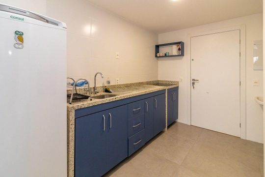 Cozinha  de apartamento para alugar com 1 quarto, 34m² em Azenha, Porto Alegre