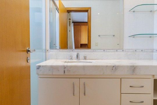 Banheiro 2 de apartamento para alugar com 3 quartos, 118m² em Jardim Itu, Porto Alegre