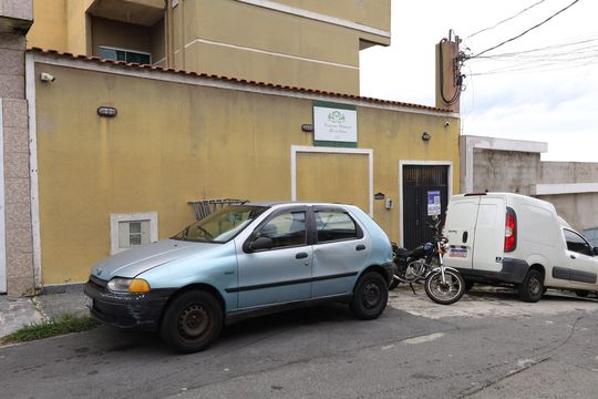 Fachada do condomínio - Placa instalada no portão do condomínio - Código da placa: YIXW-1190 de apartamento para alugar com 2 quartos, 49m² em Guaianases, São Paulo
