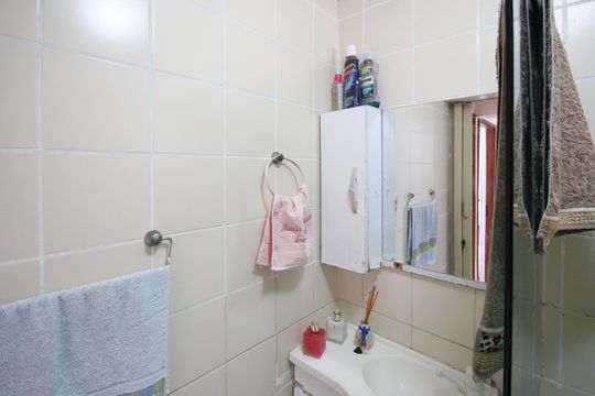 Banheiro de apartamento à venda com 3 quartos, 52m² em Vila Sabrina, São Paulo