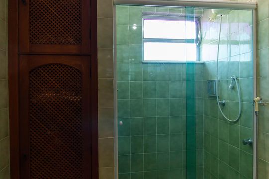 Banheiro Suíte 1 de apartamento para alugar com 2 quartos, 170m² em Icaraí, Niterói