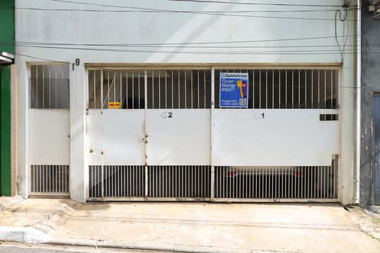 Placa instalada no portão do imóvel - Código da placa:YZUS-1623 de casa para alugar com 2 quartos, 60m² em Vila Jacuí, São Paulo