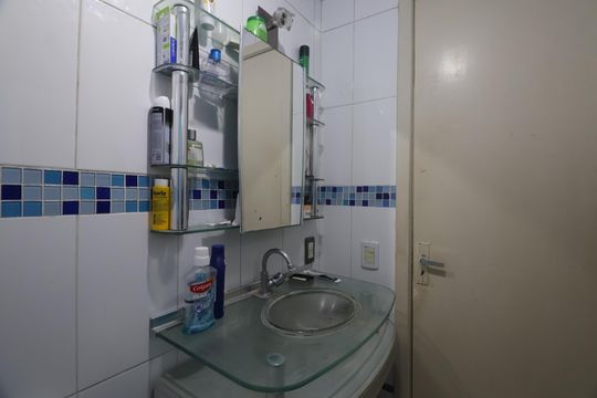 Banheiro de apartamento à venda com 2 quartos, 59m² em Centro, Canoas