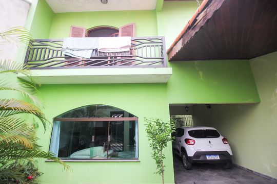 Fachada de casa à venda com 4 quartos, 220m² em Parque Industriario, Santo André