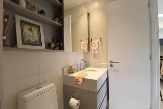 Banheiro Social de apartamento à venda com 2 quartos, 56m² em Indianópolis, São Paulo