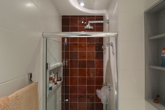 Banheiro da Suíte de apartamento à venda com 2 quartos, 56m² em Indianópolis, São Paulo