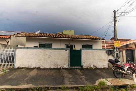 Fachada de casa à venda com 2 quartos, 240m² em Piratininga, Niterói