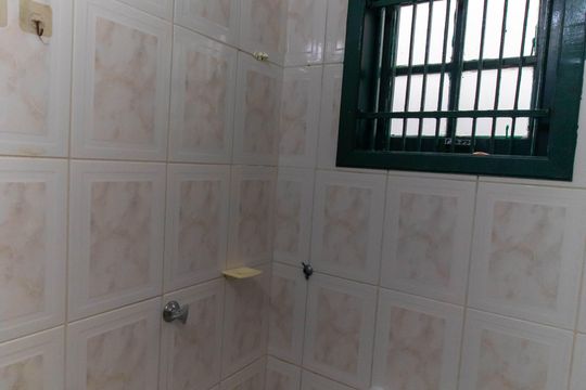 Banheiro de casa à venda com 2 quartos, 240m² em Piratininga, Niterói