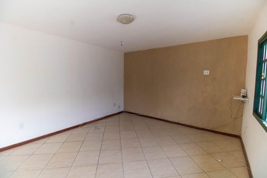 Sala de casa à venda com 2 quartos, 240m² em Piratininga, Niterói