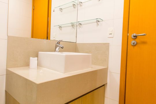 Banheiro da Suíte de apartamento à venda com 2 quartos, 58m² em Centro de Apoio I (alphaville), Santana de Parnaíba