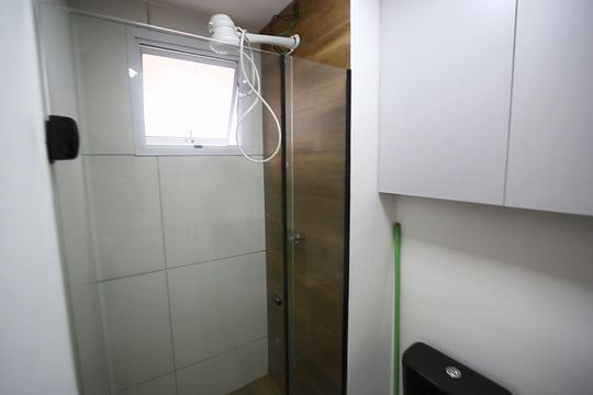 Banheiro de apartamento para alugar com 1 quarto, 26m² em Vila Ré, São Paulo