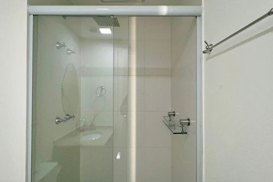Banheiro de kitnet/studio à venda com 1 quarto, 24m² em Pinheiros, São Paulo