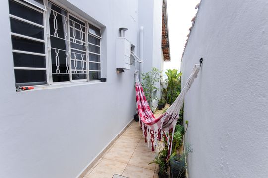 Corredor lateral de casa para alugar com 3 quartos, 270m² em Jardim Sandra Maria, Taubaté