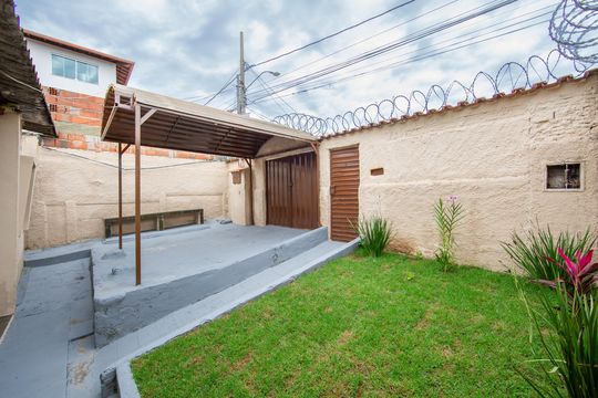 Área Externa  de casa à venda com 3 quartos, 140m² em João Pinheiro, Belo Horizonte