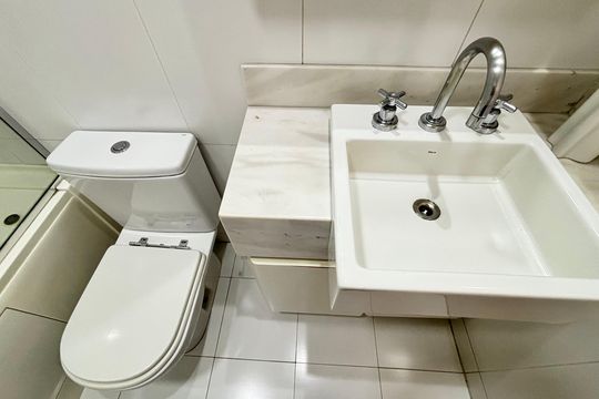 Banheiro de apartamento à venda com 1 quarto, 48m² em Vila Nova Conceição, São Paulo
