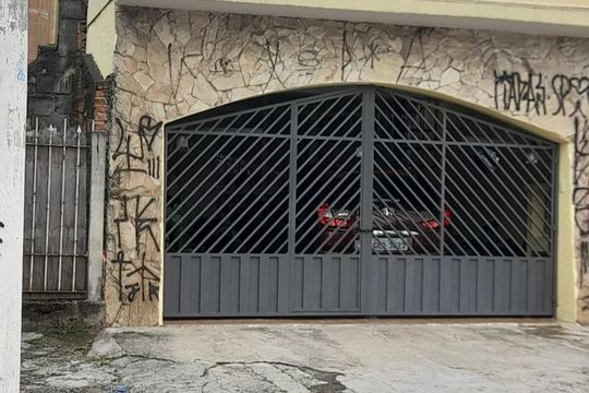 Fachada de casa à venda com 3 quartos, 201m² em Vila Nivi, São Paulo