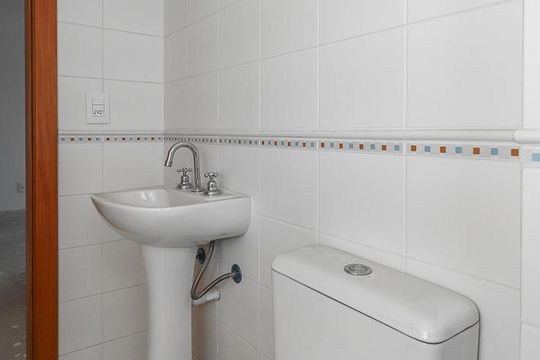 Banheiro Social de apartamento para alugar com 2 quartos, 75m² em Chácara das Pedras, Porto Alegre
