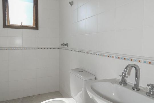Banheiro da Suíte de apartamento para alugar com 2 quartos, 75m² em Chácara das Pedras, Porto Alegre