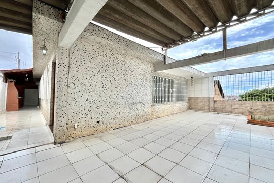 Garagem de casa à venda com 3 quartos, 120m² em Americanópolis, São Paulo