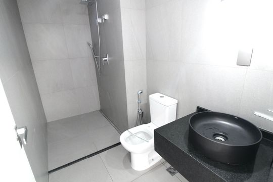 Banheiro de kitnet/studio para alugar com 1 quarto, 42m² em Jardim Analia Franco, São Paulo