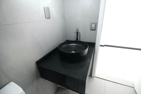 Banheiro de kitnet/studio para alugar com 1 quarto, 42m² em Jardim Analia Franco, São Paulo