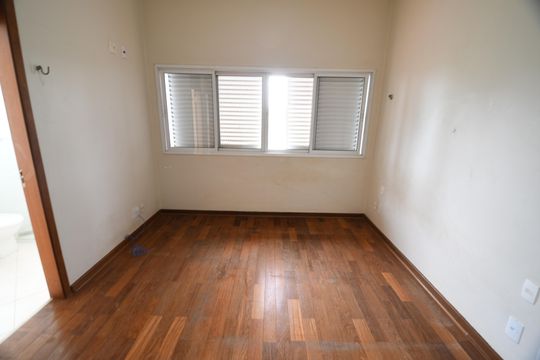 Quarto 2 - Suíte de casa de condomínio à venda com 4 quartos, 431m² em Bairro das Palmeiras, Campinas