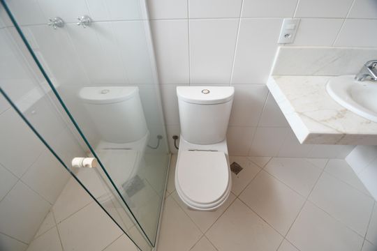 Banheiro Suíte de casa de condomínio à venda com 4 quartos, 431m² em Bairro das Palmeiras, Campinas