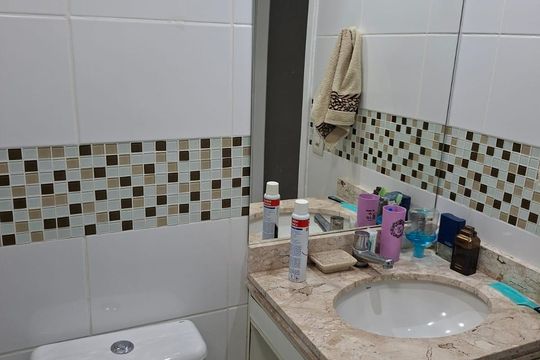 Banheiro de apartamento à venda com 2 quartos, 56m² em Vila Augusta, Guarulhos