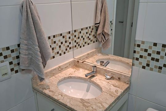 Banheiro de apartamento à venda com 2 quartos, 56m² em Vila Augusta, Guarulhos