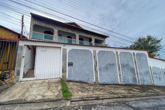 Casa para alugar com 3 quartos, 550m² em Inconfidentes, Contagem