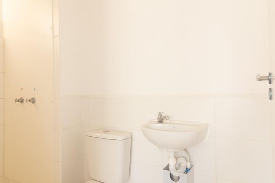 Banheiro de apartamento para alugar com 2 quartos, 60m² em Santa Cruz, Rio de Janeiro