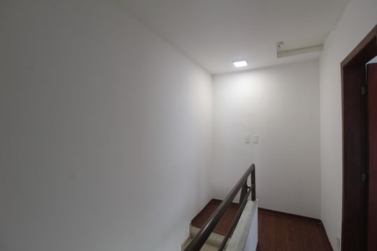 Corredor de casa à venda com 3 quartos, 418m² em Heliópolis, Belo Horizonte