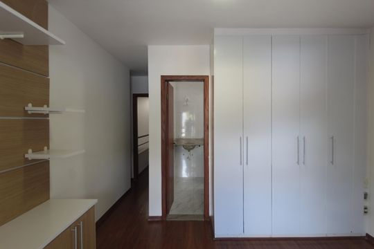 Suite de casa à venda com 3 quartos, 418m² em Heliópolis, Belo Horizonte