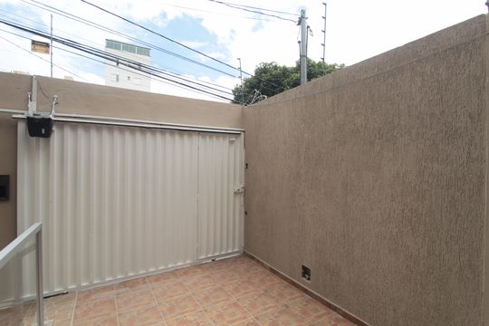Garagem de casa à venda com 3 quartos, 418m² em Heliópolis, Belo Horizonte