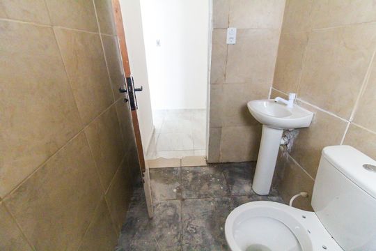 Banheiro de casa para alugar com 1 quarto, 24m² em Vila Carmosina, São Paulo