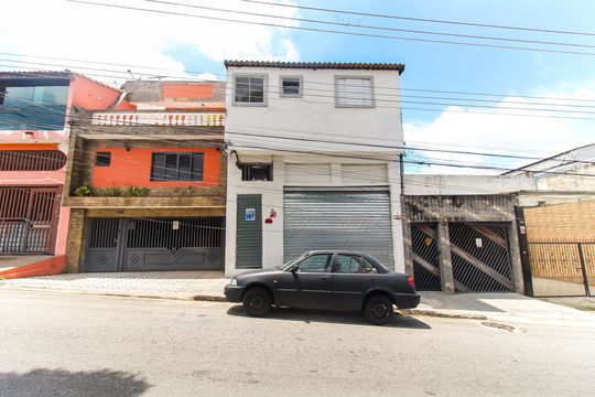 Fachada de casa para alugar com 1 quarto, 24m² em Vila Carmosina, São Paulo