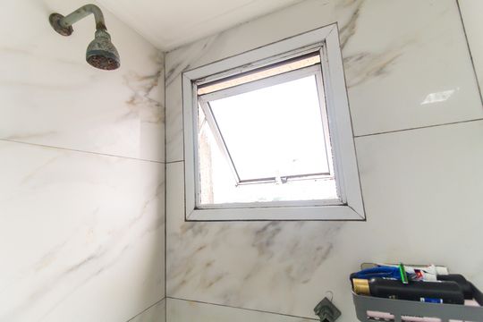 Banheiro de apartamento à venda com 2 quartos, 52m² em Vila Santana, São Paulo