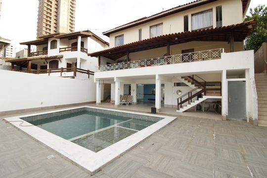 Piscina de casa para alugar com 5 quartos, 449m² em Pituba, Salvador