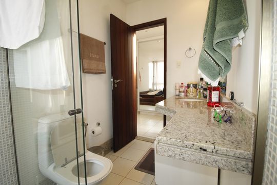 Banheiro - Quarto 3 de casa para alugar com 5 quartos, 449m² em Pituba, Salvador