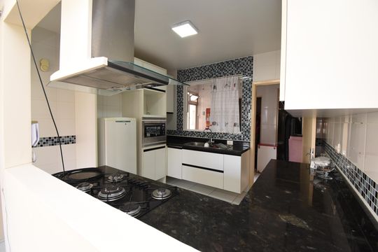 Cozinha de apartamento à venda com 3 quartos, 120m² em Alto da Glória, Curitiba