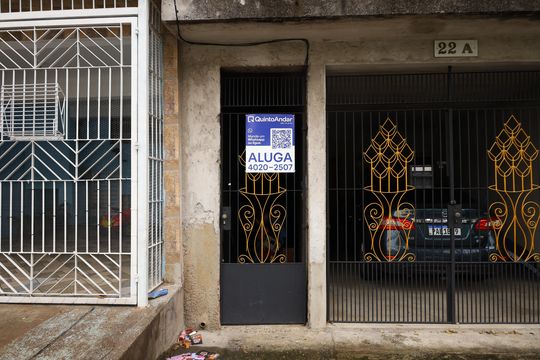 Placa grande instalada no portão do imóvel no dia 23.06.2026 - Código da placa: IMWU-694 de casa para alugar com 1 quarto, 30m² em Parque Savoy City, São Paulo