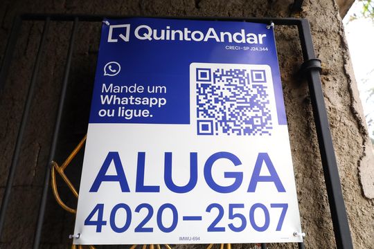 Placa grande instalada no portão do imóvel no dia 23.06.2026 - Código da placa: IMWU-694 de casa para alugar com 1 quarto, 30m² em Parque Savoy City, São Paulo