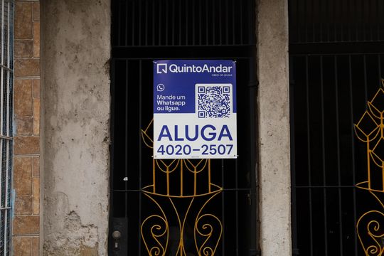 Placa grande instalada no portão do imóvel no dia 23.06.2026 - Código da placa: IMWU-694 de casa para alugar com 1 quarto, 30m² em Parque Savoy City, São Paulo