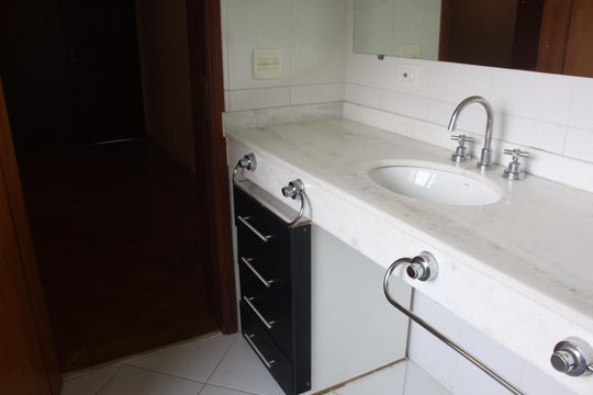 Banheiro de casa de condomínio para alugar com 3 quartos, 750m² em Vila Santo Antônio, Cotia