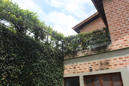 Fachada de casa de condomínio para alugar com 3 quartos, 750m² em Vila Santo Antônio, Cotia