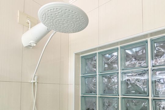 banheiro da suíte de apartamento para alugar com 2 quartos, 75m² em Jardim Vitoria, Guarujá