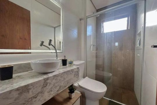 Banheiro de apartamento à venda com 1 quarto, 45m² em Santo Antônio, Porto Alegre