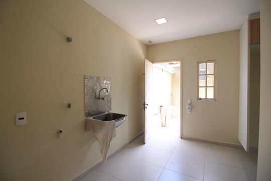 Área de Serviço de casa de condomínio para alugar com 4 quartos, 360m² em Jacarepaguá, Rio de Janeiro