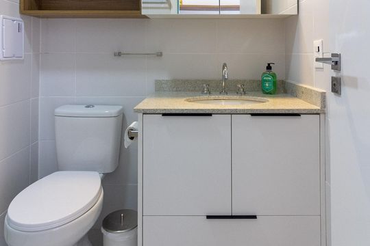 Banheiro  de kitnet/studio para alugar com 1 quarto, 26m² em Campo Belo, São Paulo