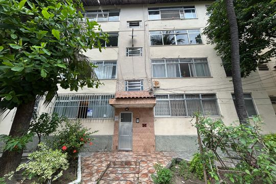 Fachada + plaquinha de apartamento à venda com 3 quartos, 2m² em Del Castilho, Rio de Janeiro